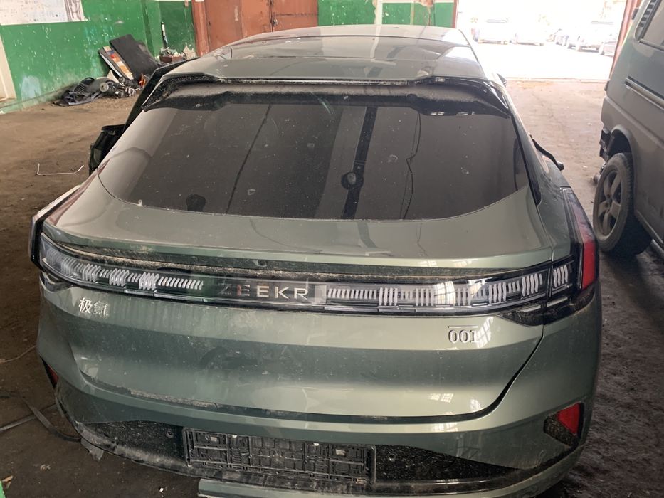 Кришка багажника взборі zeekr 001 2024