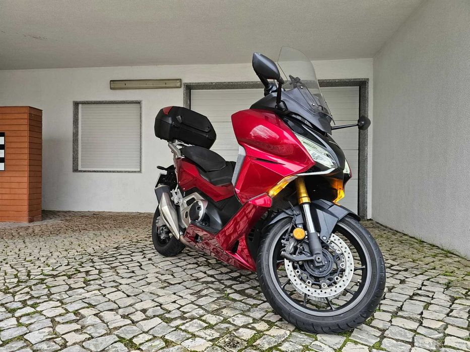 Honda Forza 750 de 2021 com 19.900 kms e revisões na marca