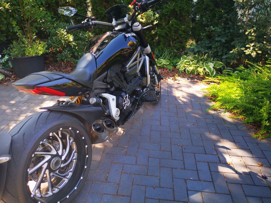 Ducati diavel moto