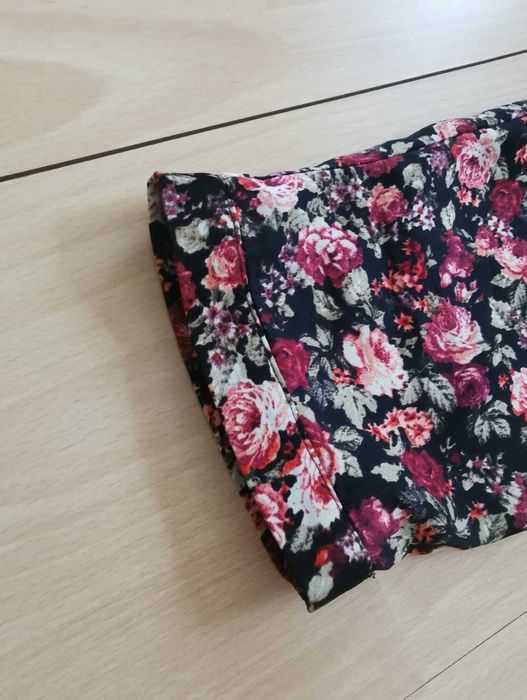 Lekka czarna sukienka w czerwone róże H&M rozmiar 42