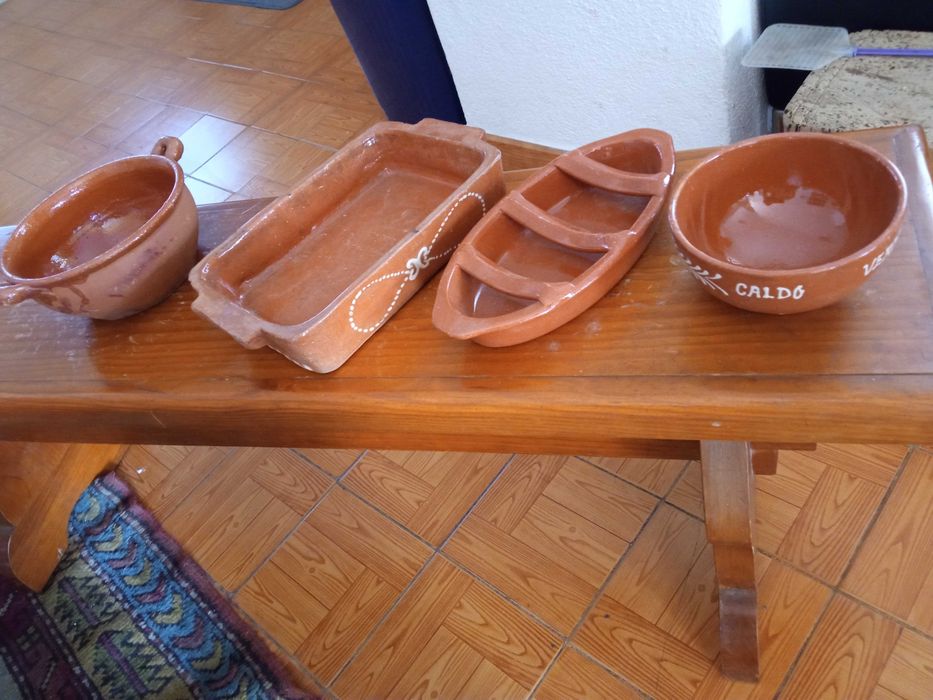 Diversas peças em barro para a cozinha