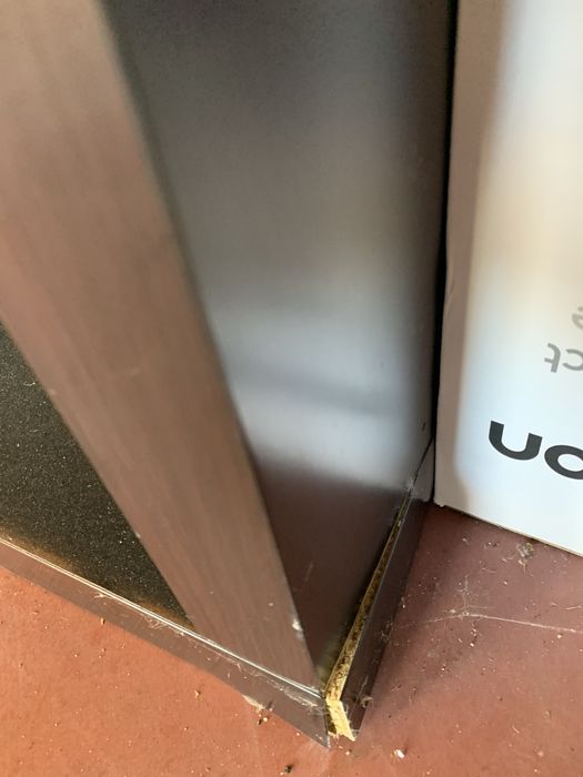 Estante de sala com prateleiras e 3 pequenos armarios.