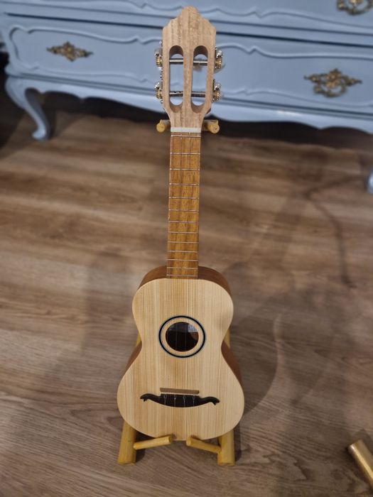 Suporte para cavaquinho,  bandolim,  violino,  guitarra portuguesa etc