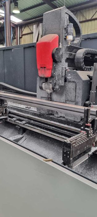 Maquinação e corte de perfil alumínio