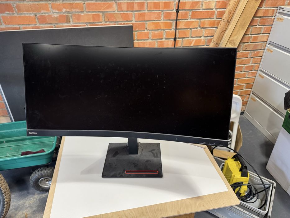 Minitor Lenovo T34w-20 uszkodzona matryca. Wlacza sie. Na czesci.