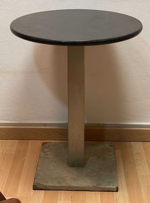 mesas antigas de café ou bar com base central de metal e tampo escuro.