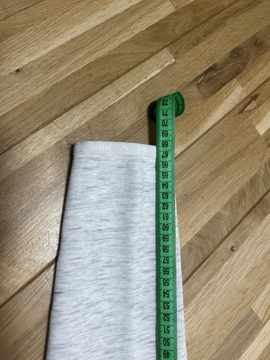 Стильна сіра кофта з капюшоном від бренду Puma.