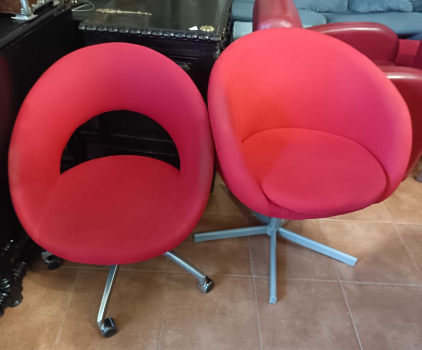 Cadeiras vermelhas com e sem rodas