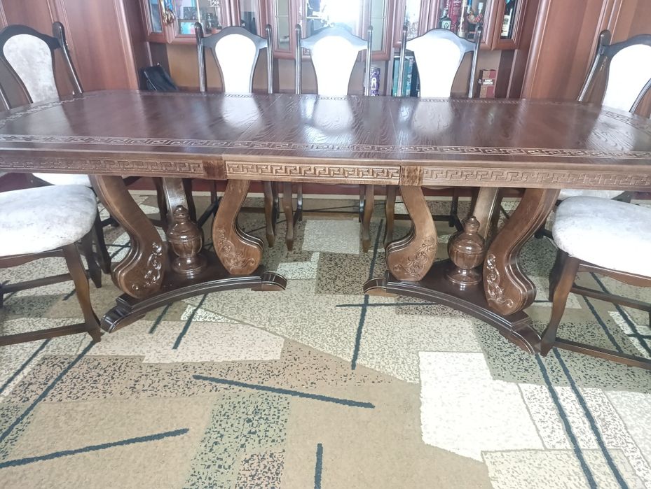 Дерев'яний стіл з стільцями