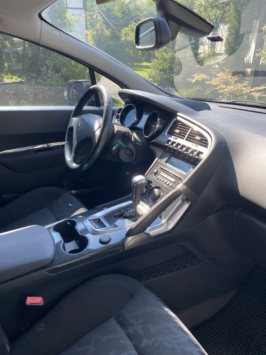 Peugiot 3008 автомобіль