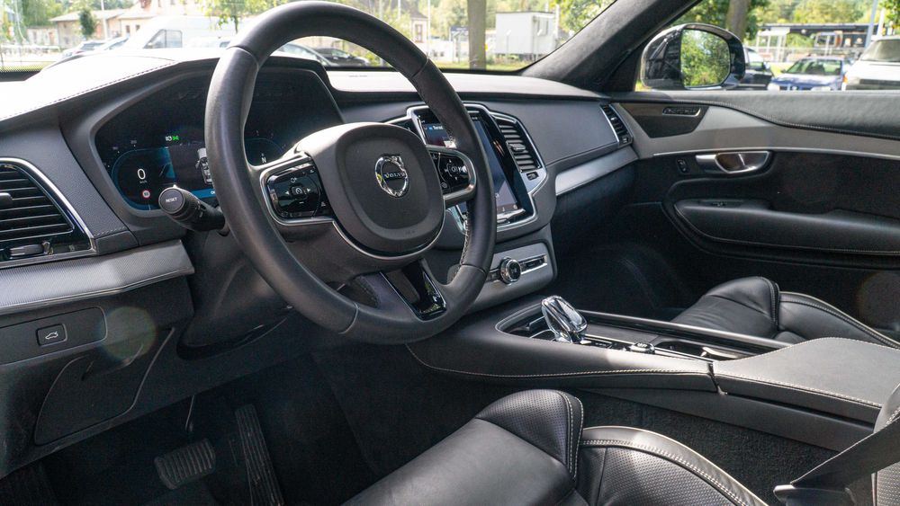 Wynajem Volvo XC90 – SUV Premium 7-osobowy