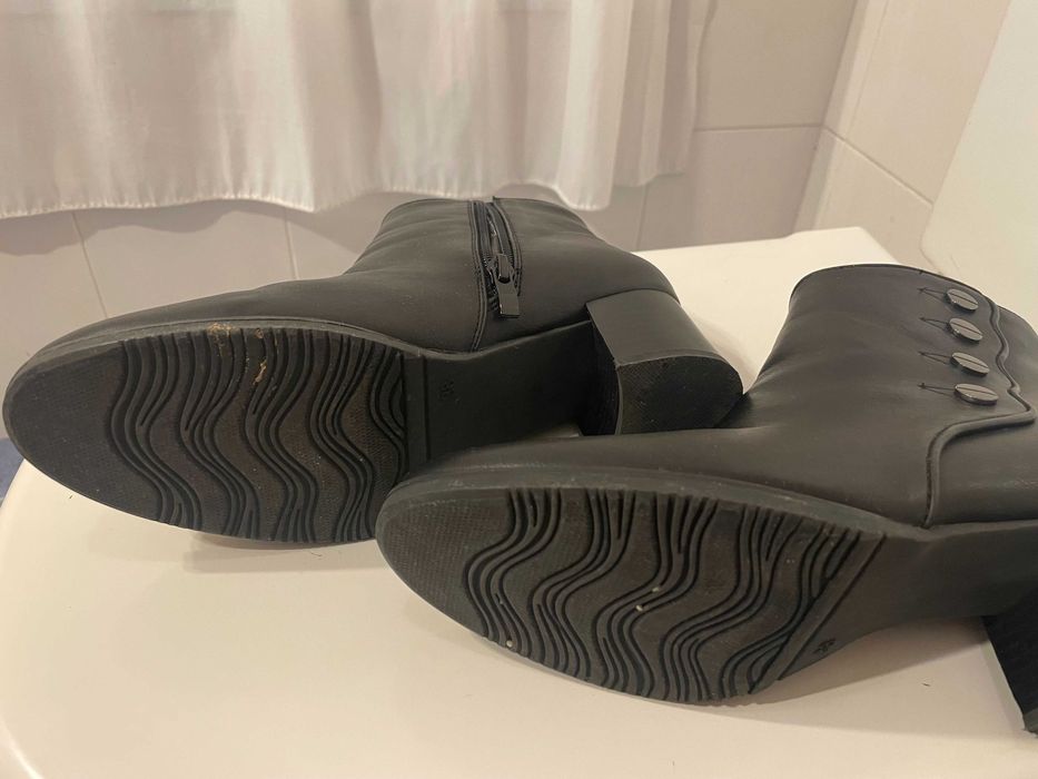 Botas pretas de senhora n.º 38