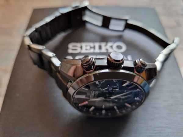 Nowy Seiko Astron Green Dial GPS Solar Watch SSH079J1