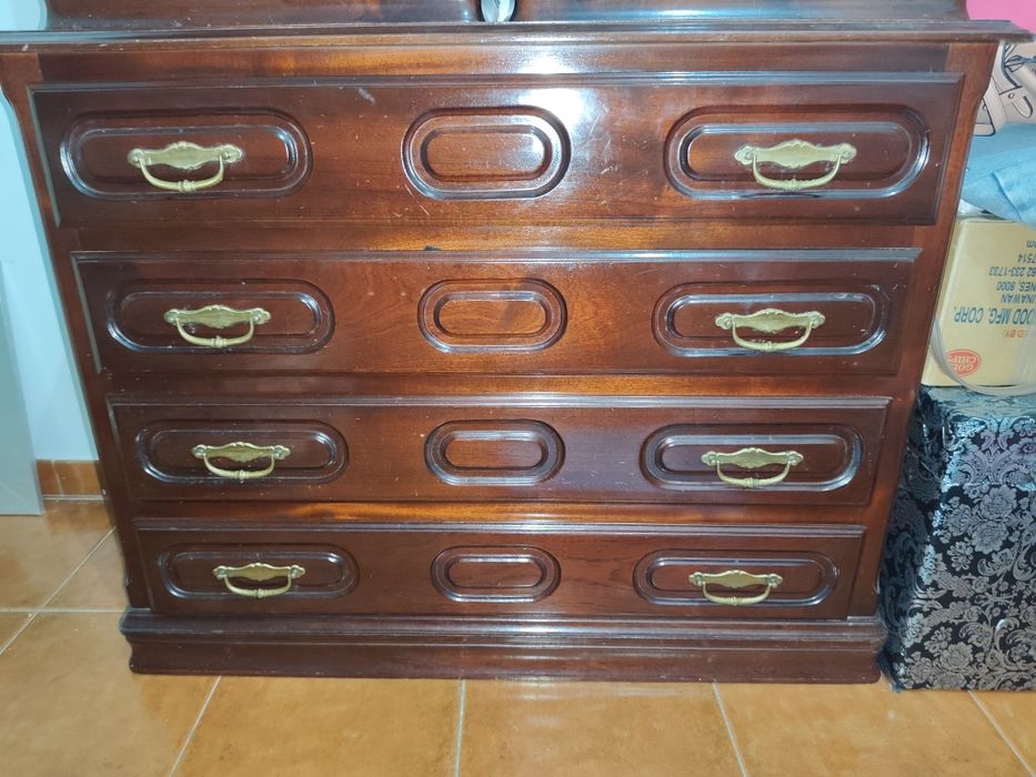 Conjunto de móveis de mogno! Em bom estado!