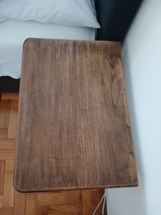 2  mesinhas de cabeceira.