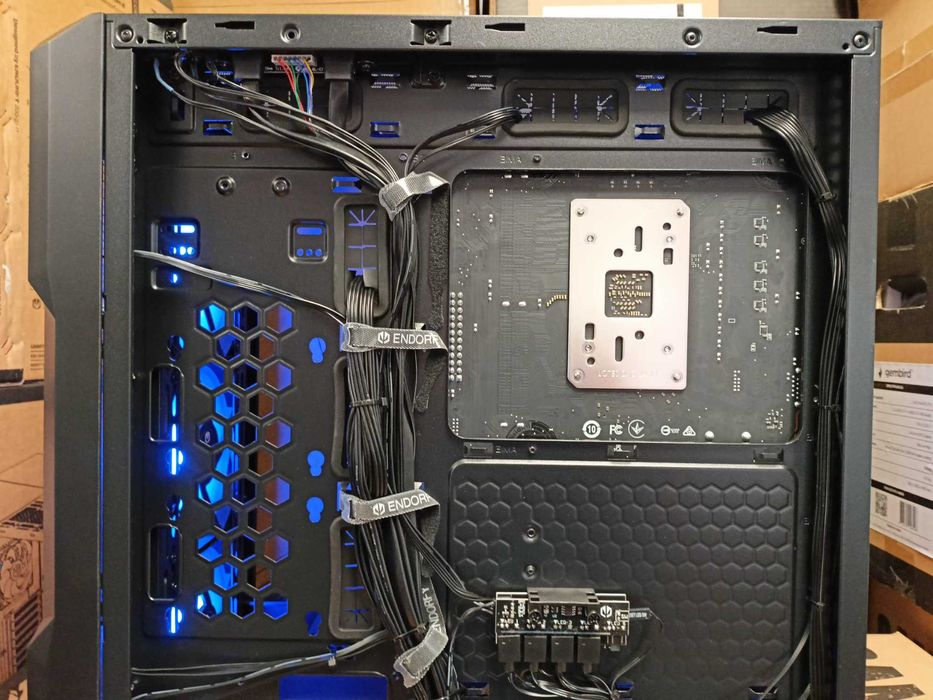 Nowy Komputer Gamingowy Ryzen 7 7800X3D 64GB 2TB SSD RTX 5070 TI 16GB