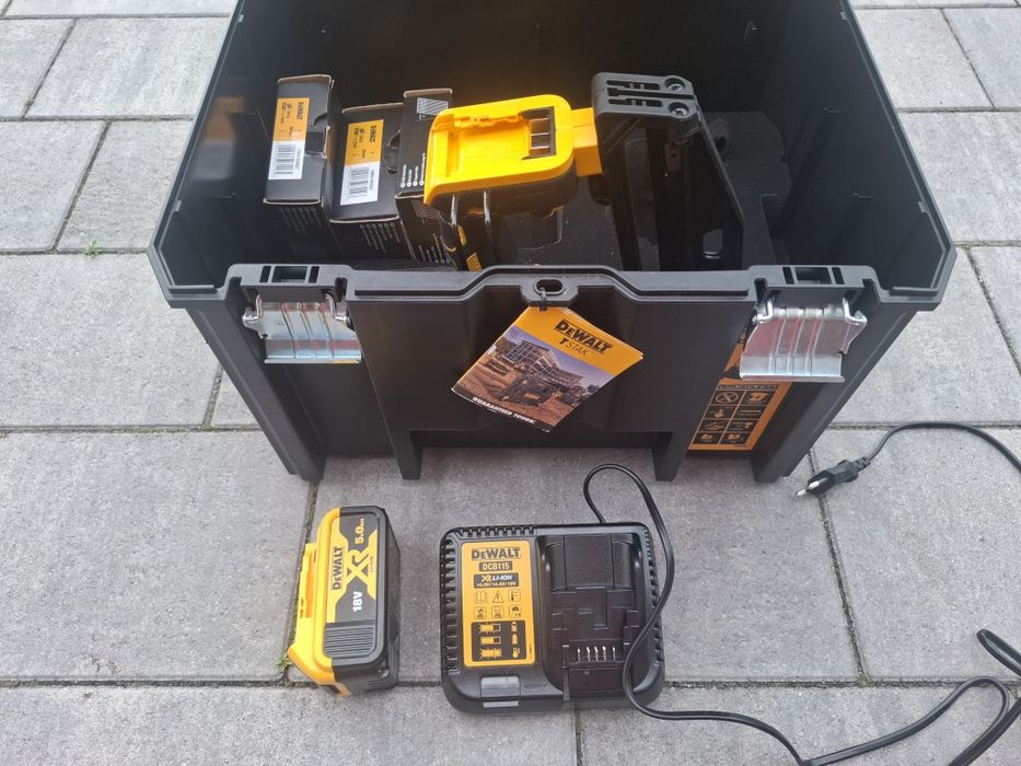 Gwoździarka DeWALT. DNC660NT. Z baterią i ładowarką.