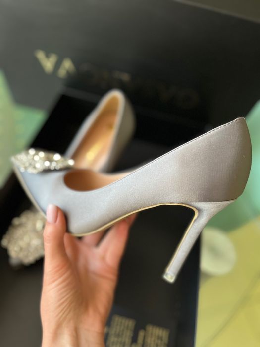 Нові туфлі на випуск, весілля чи іншу святкову подію