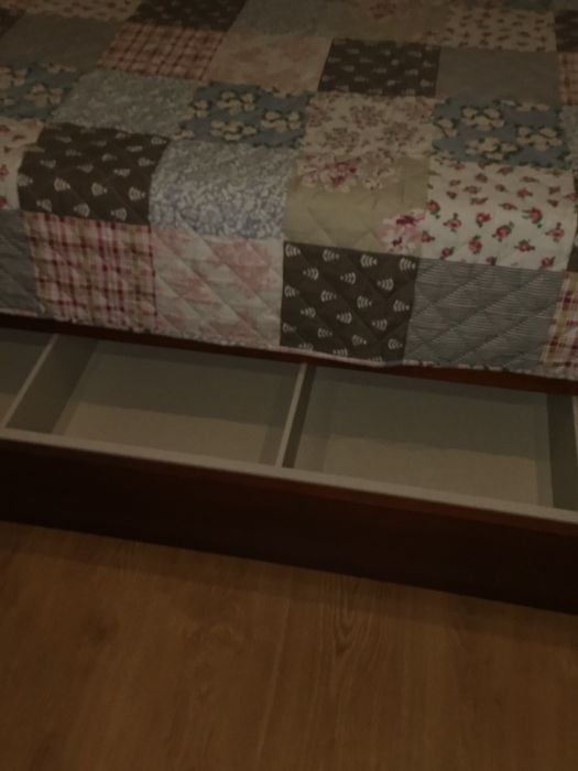 Cama  com arrumos por baixo