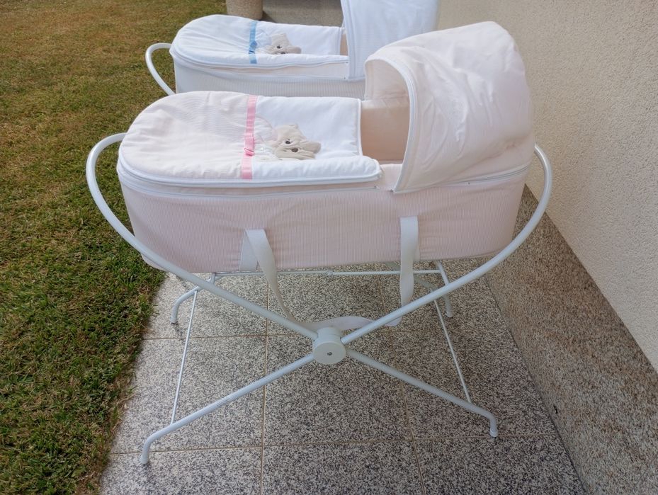 Alcofas de bebés com suporte em metal