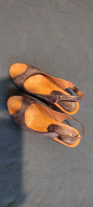 używane  niebieskie sandałki na platformie 38