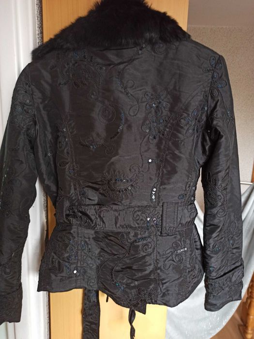 Kurtka z haftem cekinami i futerkiem 38