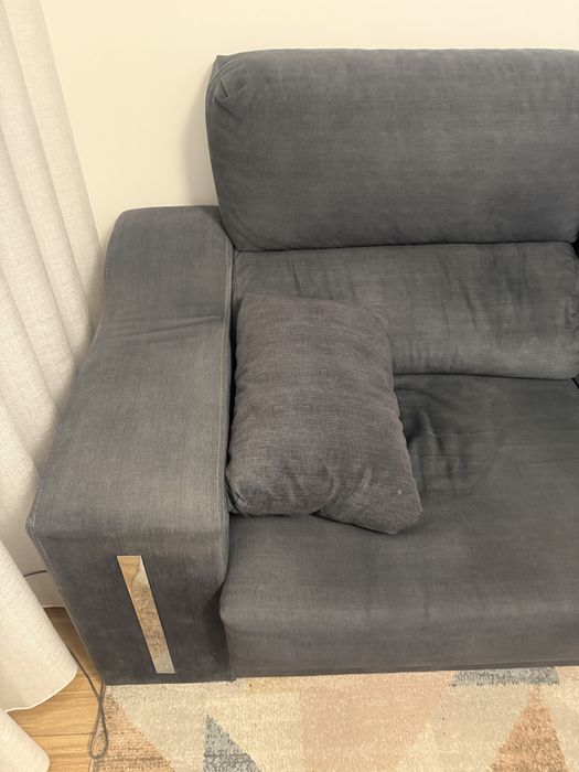 Sofa de 3 lugares com almofadas extensivas .