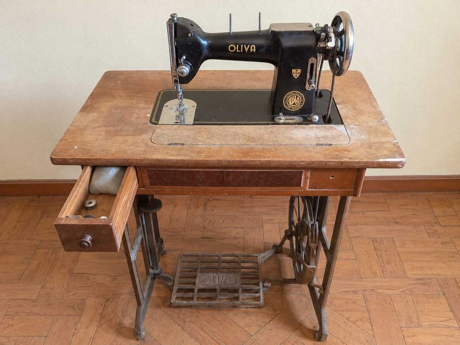 Mesa com máquina de costura OLIVA