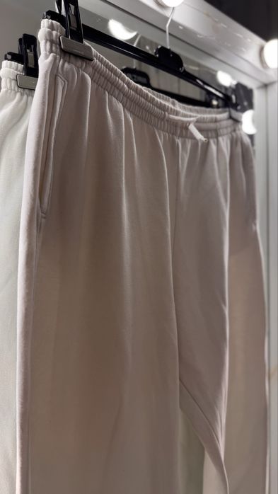 Белые спортивные штаны