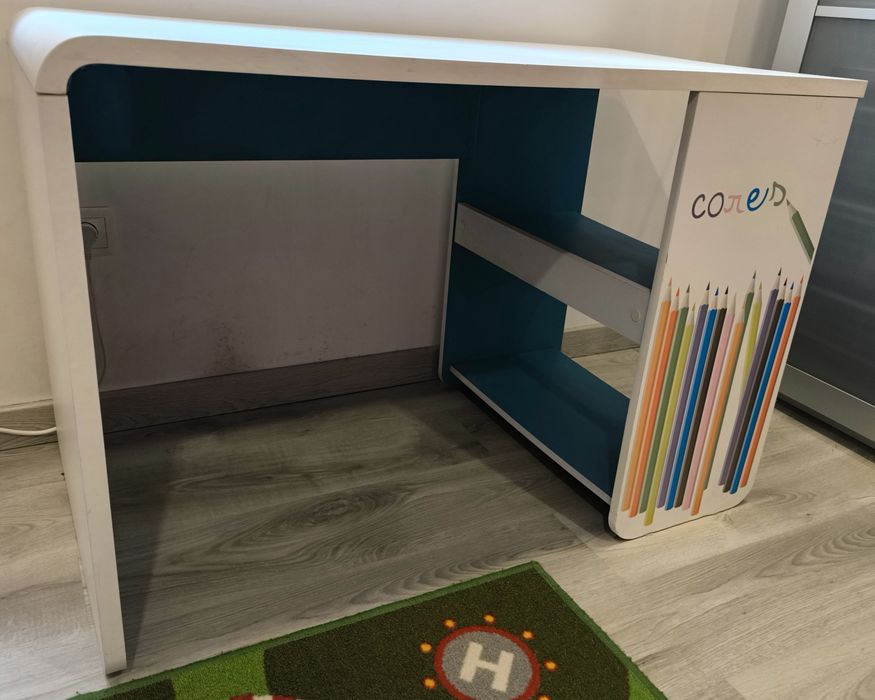 Conjunto secretária/mesa de cabeceira/tapete para quarto de criança