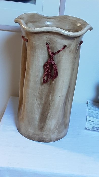 Vaso alto em barro vidrado para por na entrada