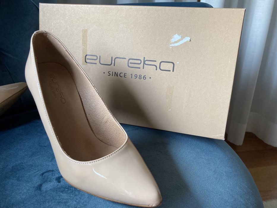 Sapatos de cerimónia “nude”, da “EUREKA”