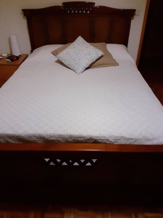 Cama e mesinha de cabeceira