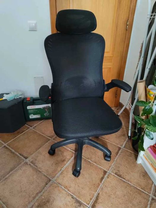 Cadeira de Escritório Ergonómica (Mesh) – Braços Rebatíveis e Apoio de Cabeça