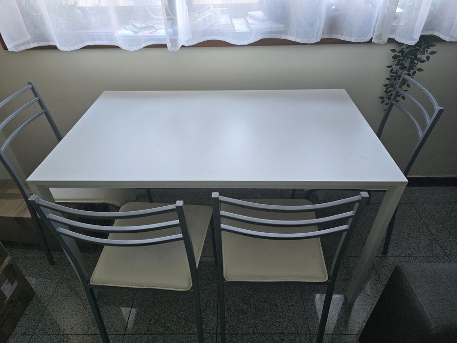 Mesa de jantar e 4 cadeiras