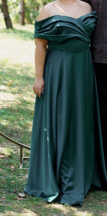 Розкішна вечірня сукня з атласу — корсетна, зелена, як із казки