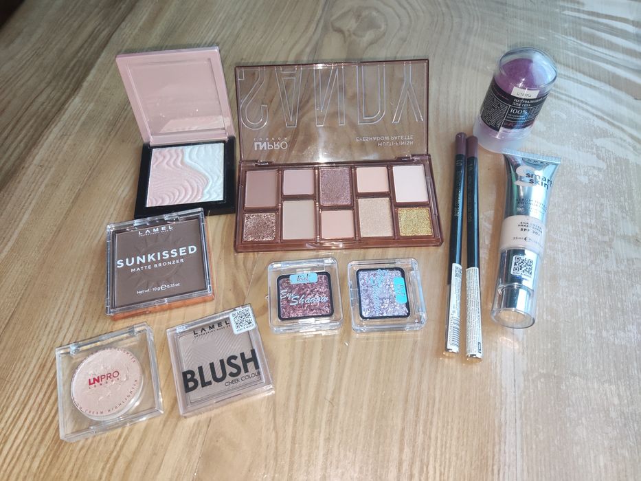 Косметика тон, тіні