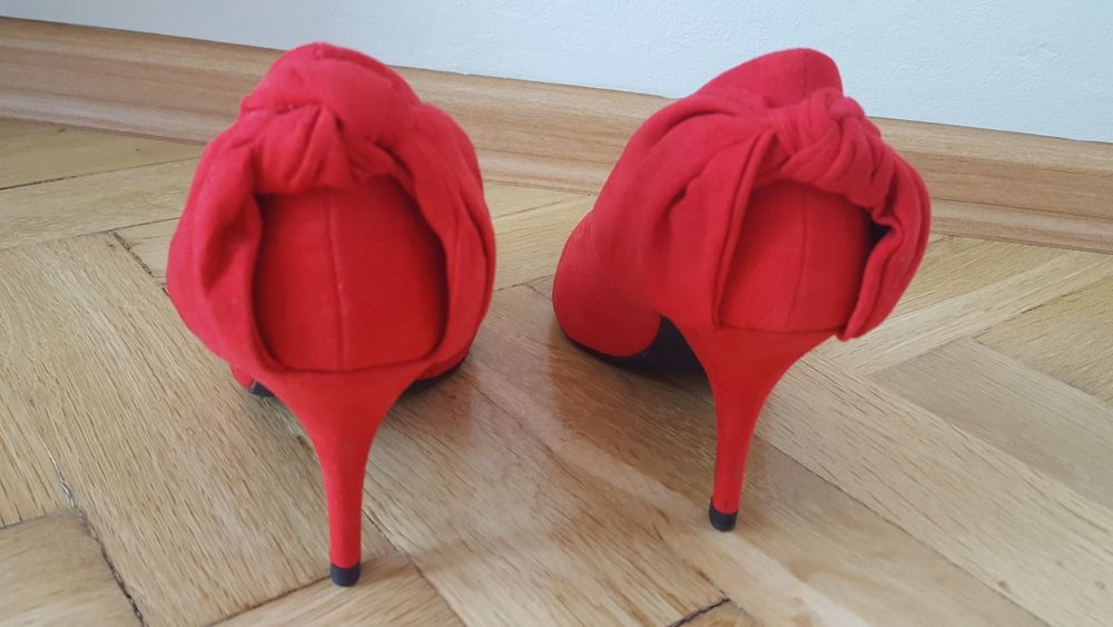 Piękne, czerwone szpilki Bershka