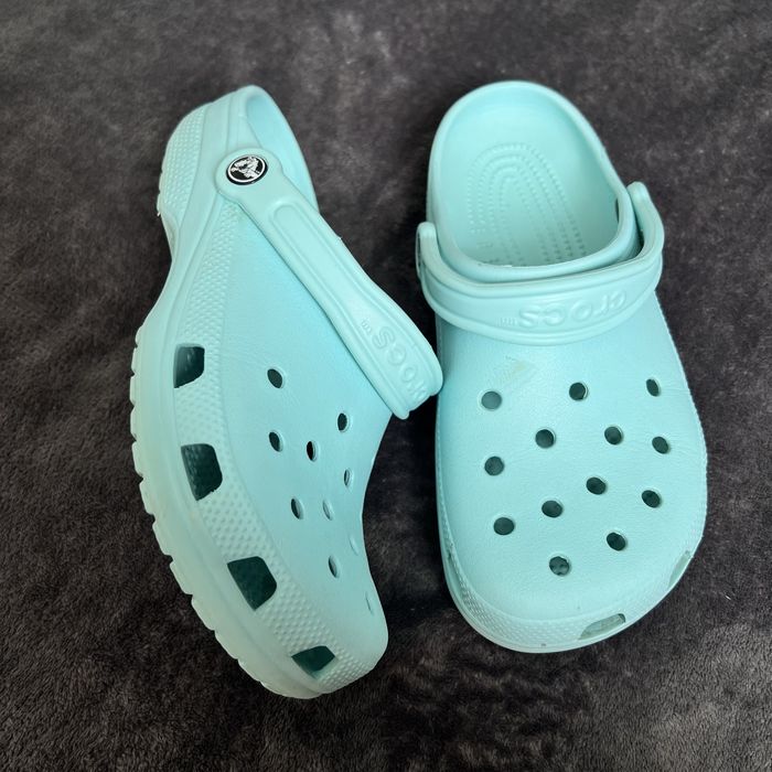 Жіночі тапочки Crocs. P. 40.