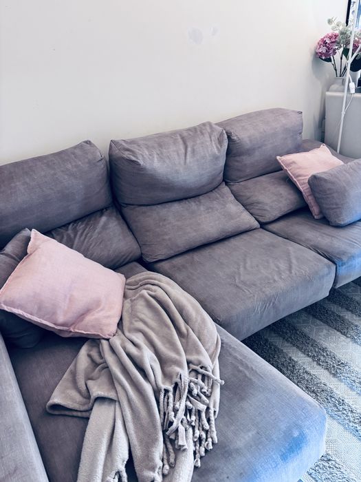 Sofá de 3 lugares com chaise long + arrumação + 2 puffs