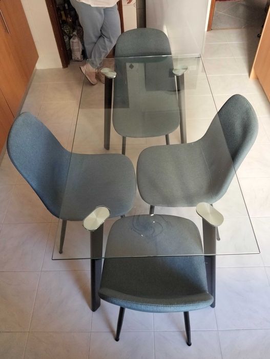Mesa de vidro com 4 cadeiras