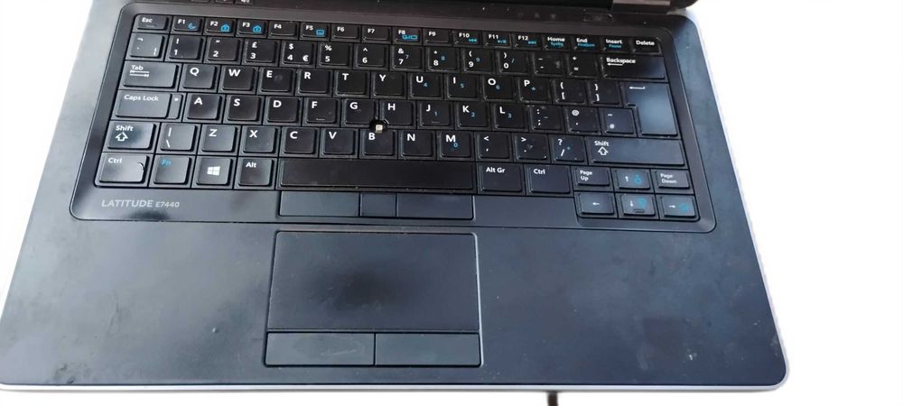 Uszkodzone na części laptopy