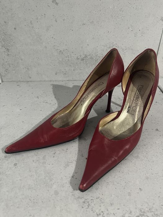 Czerwone skórzane szpilki