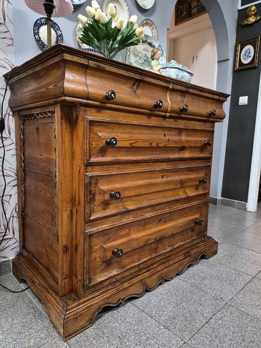 Cómoda Antiga de Prestígio em Madeira Maciça. Séc XIX em Riga.