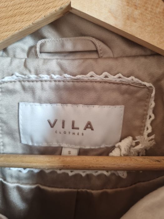 Beżowy płaszcz * Vila