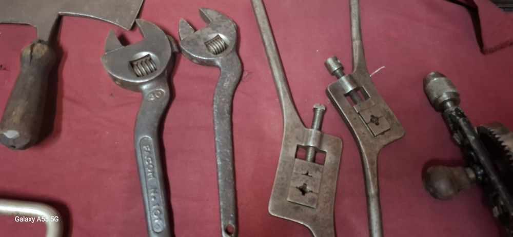 Várias ferramentas antigas