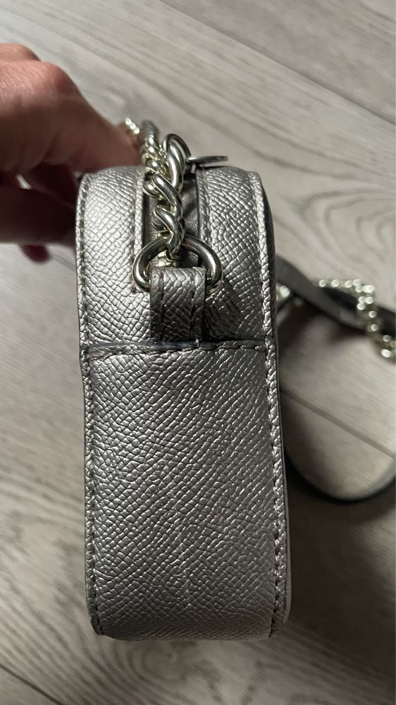 Guess Isabeau Mini Crossbody torebka na rami z ota 18x12x4 5 cm Bia ystok Wygoda OLX.pl