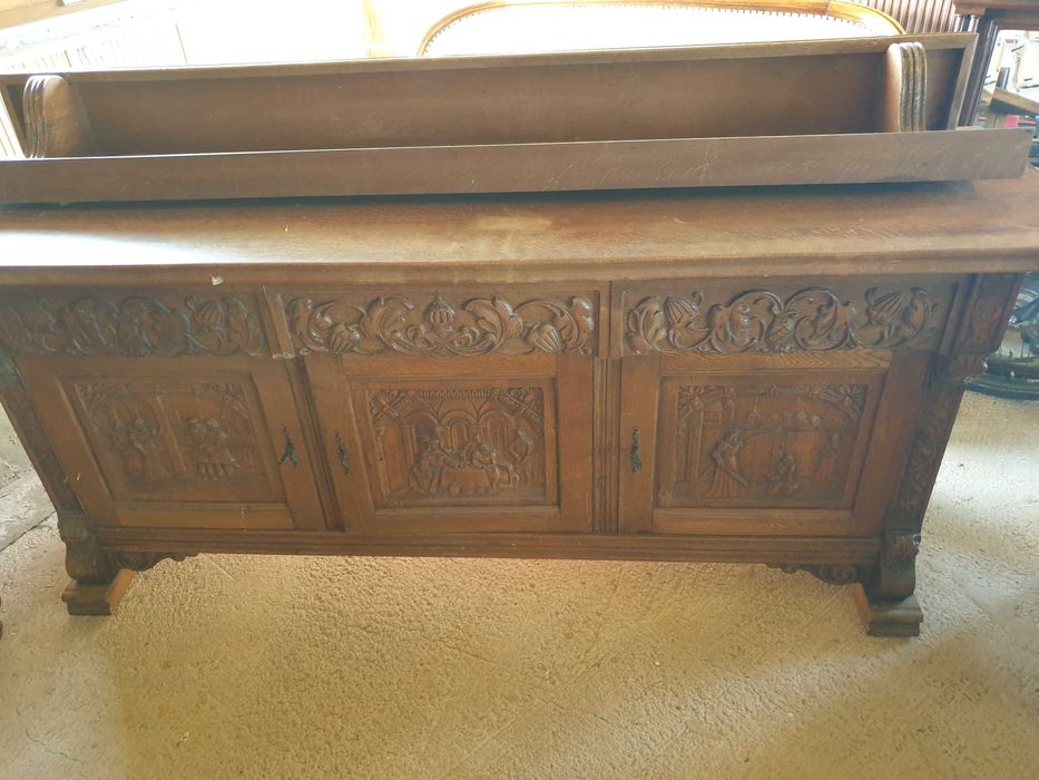 Drewniana komoda z rzeźbieniami z półką