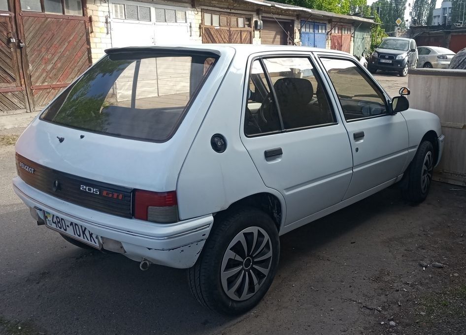 пежо~205~дизель,не гнилой,мотор шепчет,новое сцепление,ходовая ок.