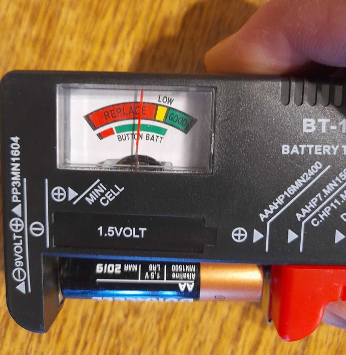 Універсальний аналоговий тестер заряду батарей AA, AAA, Крона BT-168